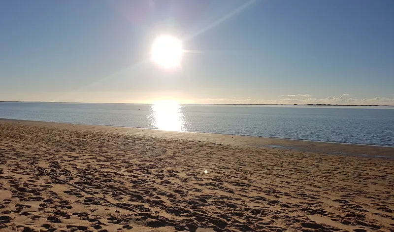 Kysten og det lave vand ved Hjerting Strand