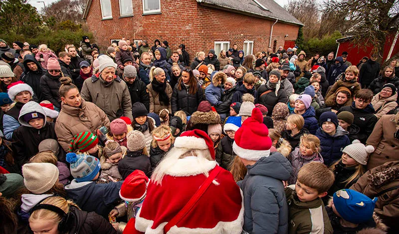 Julemanden deler slik ud til børn ved Jul i Hjerting 2025